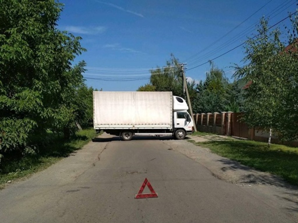 На Закарпатье жители региона блокируют дорогу из-за продолжительного ремонта улицы (ФОТО)