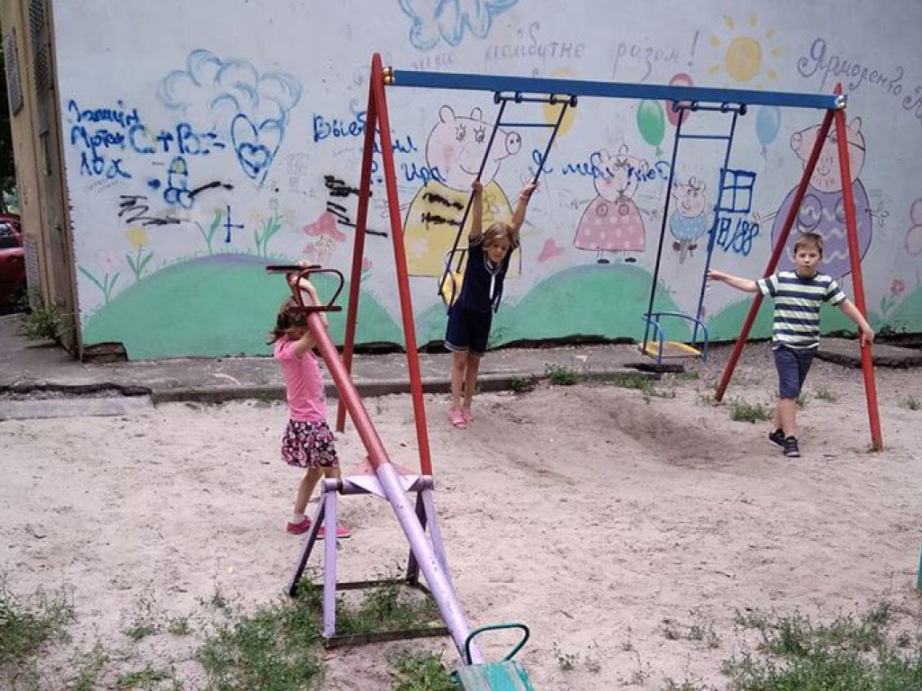 Детская площадка: репортаж из грустного двора (ФОТО)