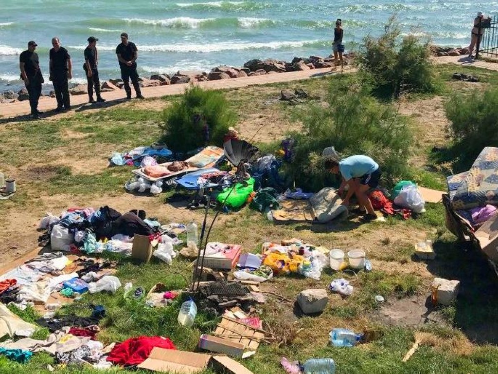 На Центральном пляже Черноморска ликвидировали «мусорный городок» (ФОТО)