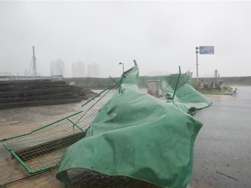На Шанхай обрушился тайфун: 130 тысяч человек эвакуировали