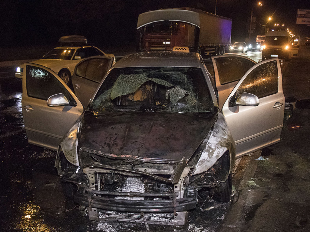 На Оболони в Киеве такси после заправки вспыхнуло на ходу  (ФОТО, ВИДЕО)