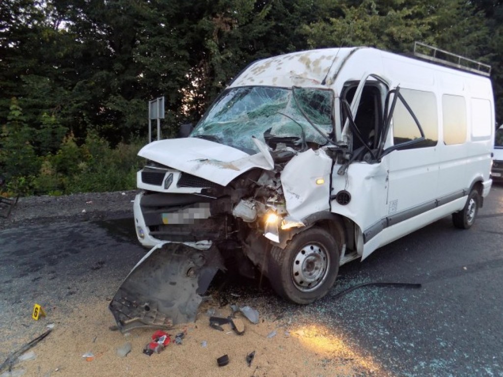 Микроавтобус и КамАЗ: В Винницкой области в ДТП пострадали 3 человека (ФОТО)