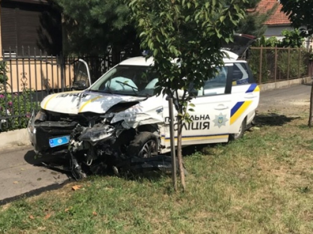 В Мукачево полицейские разбили служебную Mitsubishi (ФОТО, ВИДЕО)