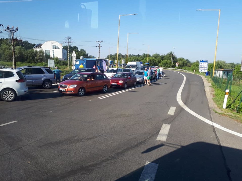 Километровые очереди, часы ожидания: На границе в Ужгороде собрались гигантские пробки (ФОТО)
