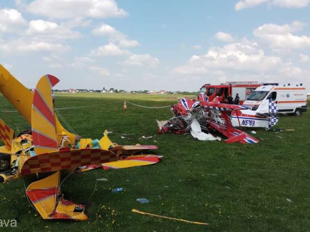 В небе над Румынией столкнулись два самолета: видео с места катастрофы