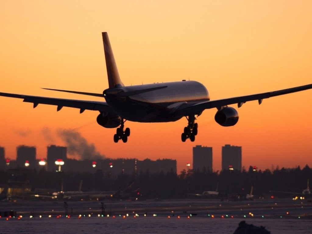 В Украине новый скандал: самолет улетел в Тбилиси без багажа, пассажиры ждали рейс 13 часов