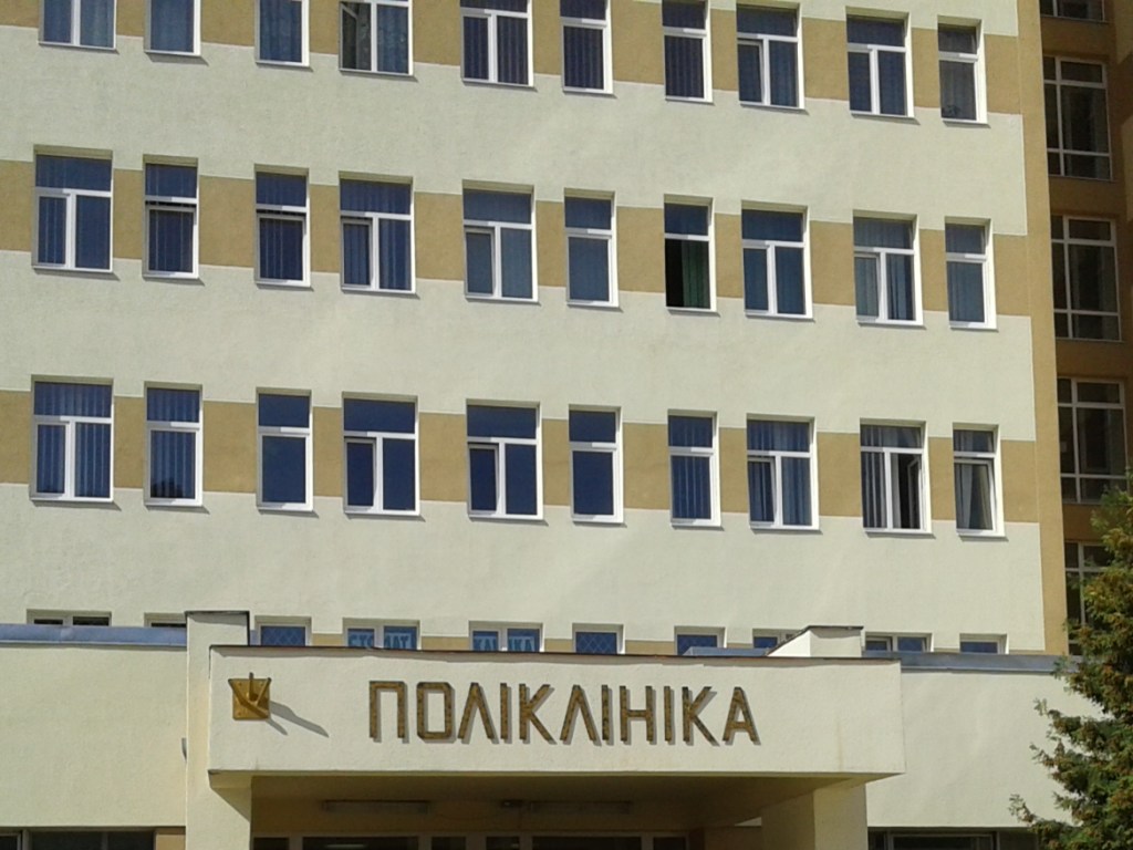 Во Львове после падения с 7-го этажа поликлиники погиб мужчина