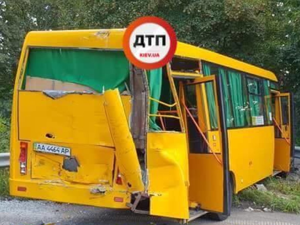 В Киеве грузовик протаранил маршрутку (ФОТО, ВИДЕО)