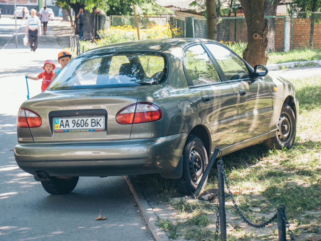 В Киеве патрульные спасали жизнь водителю, которому стало плохо за рулем (ФОТО)