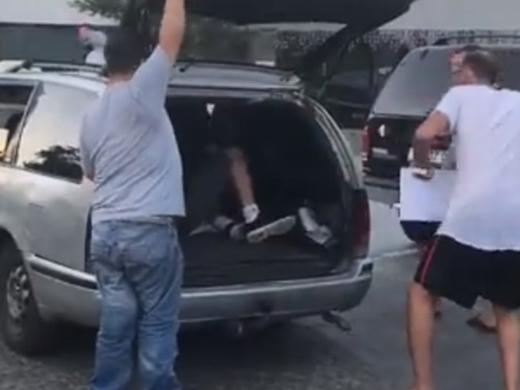 В Одессе таксист перевозил пассажиров в багажнике (ВИДЕО)