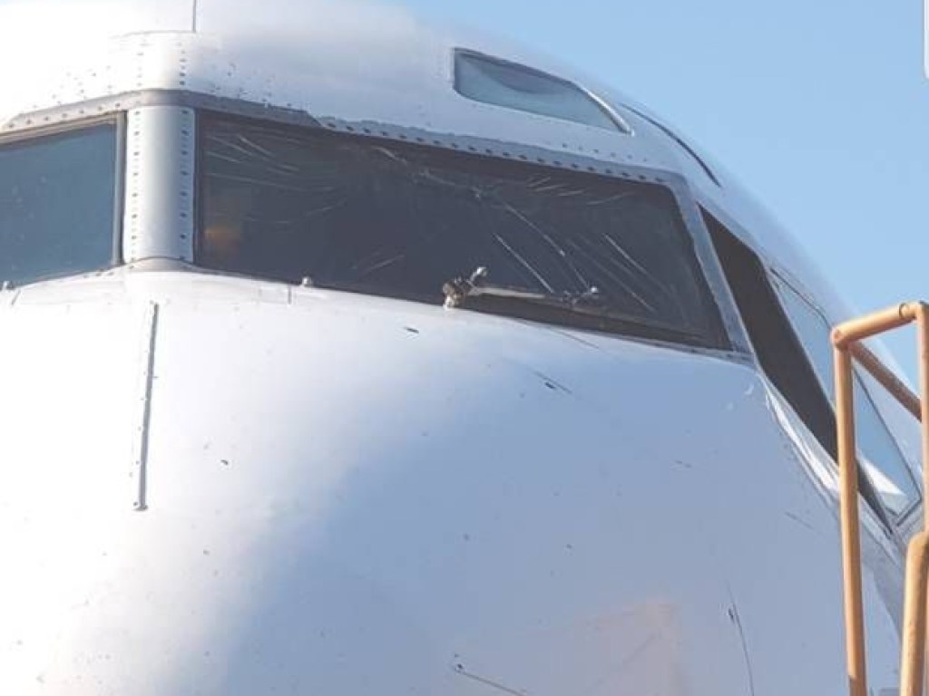 Самолет Air Moldova вернулся в аэропорт из-за трещины на лобовом стекле (ФОТО)