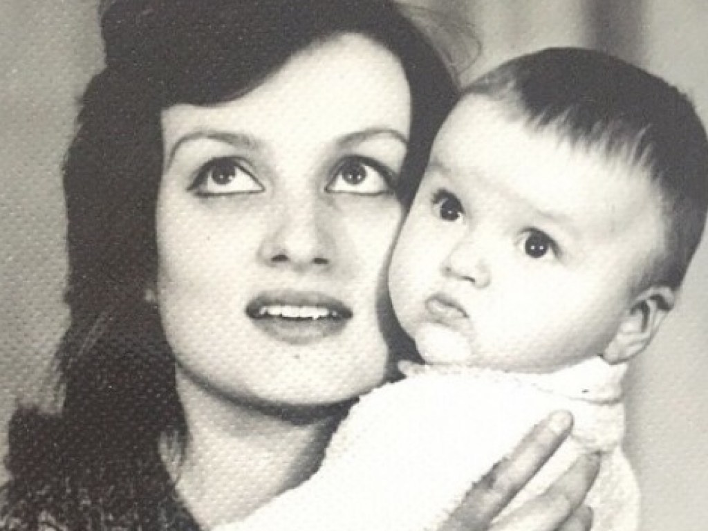 Оля Полякова показала архивные фото со своей мамой
