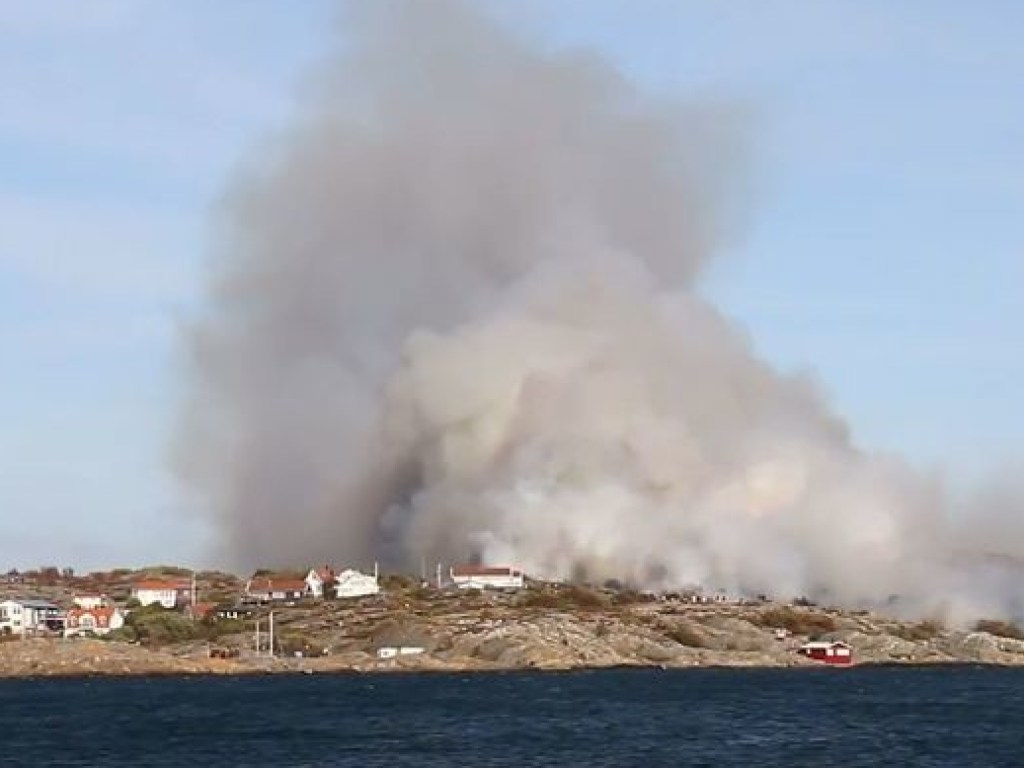 В Швеции из-за сигнальной ракеты загорелся остров (ФОТО, ВИДЕО)