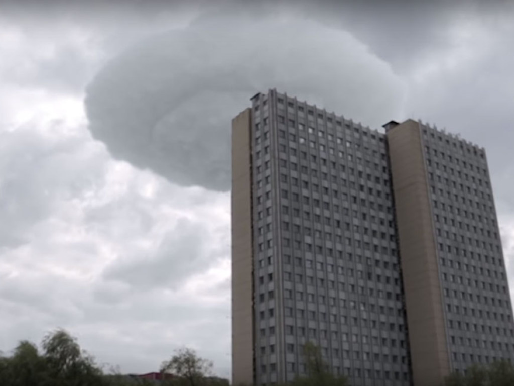 Сети опубликовали видео загадочного облачного явления в небе Москвы
