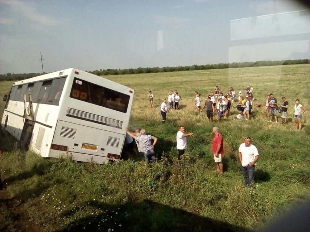По пути в лагерь в аварию попал автобус с детьми из Кривого Рога (ФОТО)