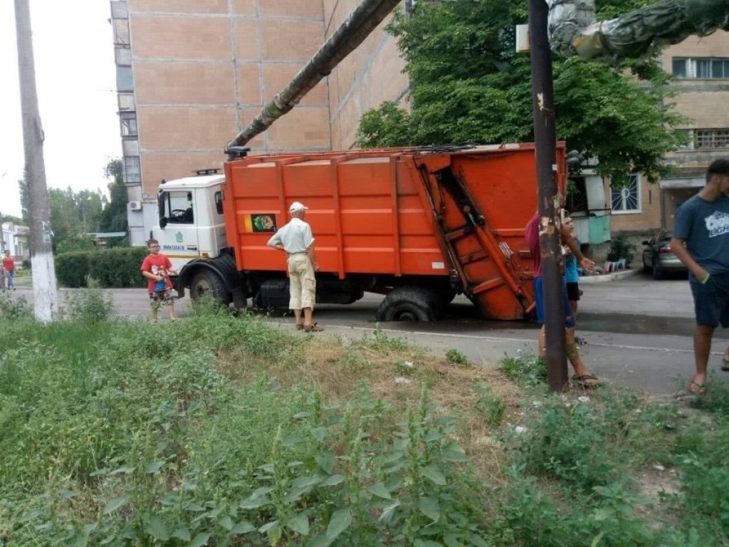 В Николаеве под мусоровозом провалился асфальт (ФОТО)