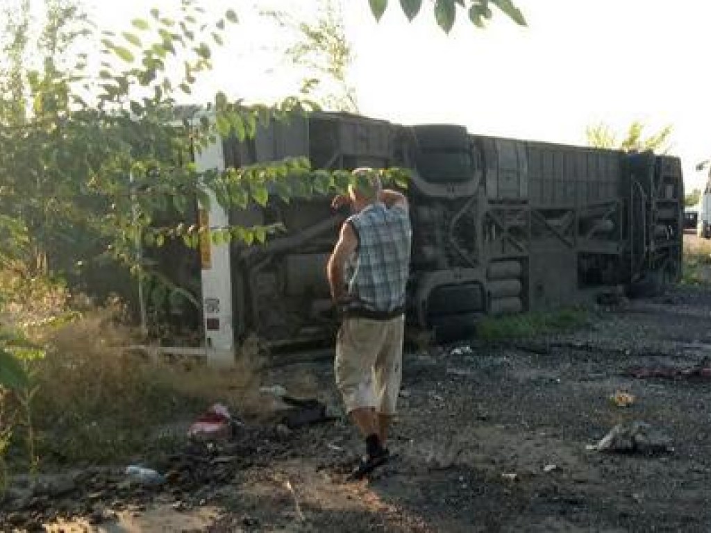 Два человека погибли и 13 травмированы: Под Днепром столкнулись рейсовый автобус и легковушка Audi (ФОТО)