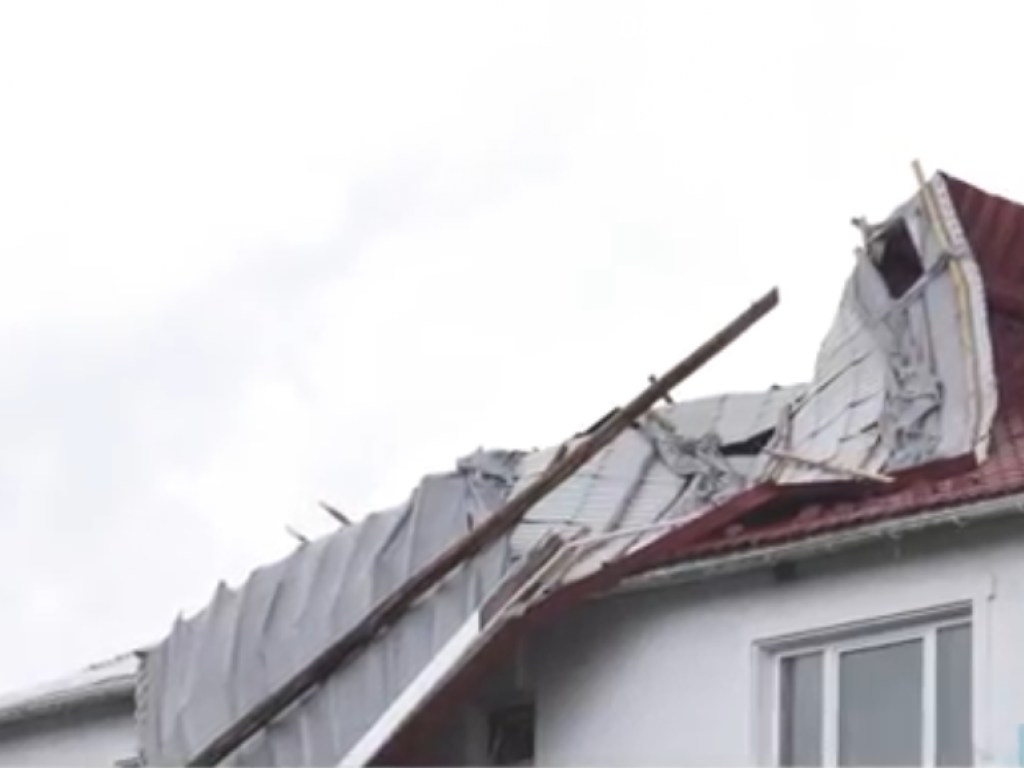 На Закарпатье ураганным ветром снесло крыши домов (ВИДЕО)