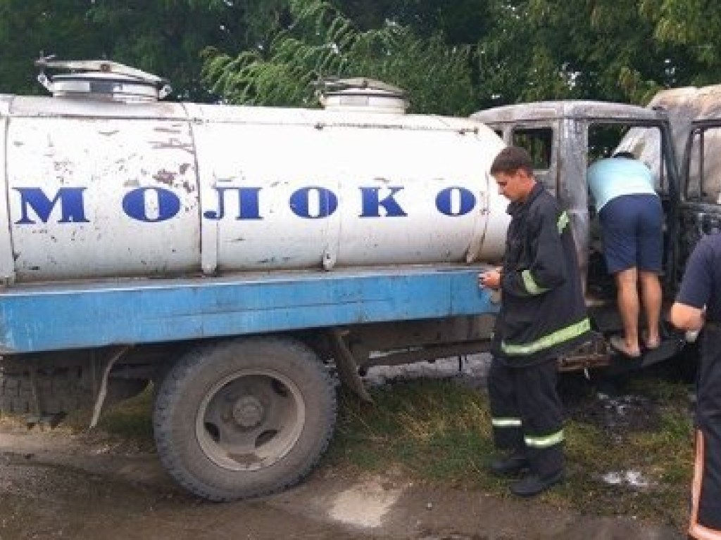 В Смиле Черкасской области ночью загорелся молоковоз (ВИДЕО)