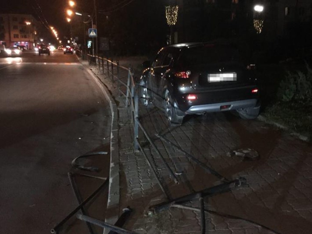В Тернополе пьяная женщина за рулем Nissan врезалась в ограждение и вылетела на тротуар (ФОТО) 