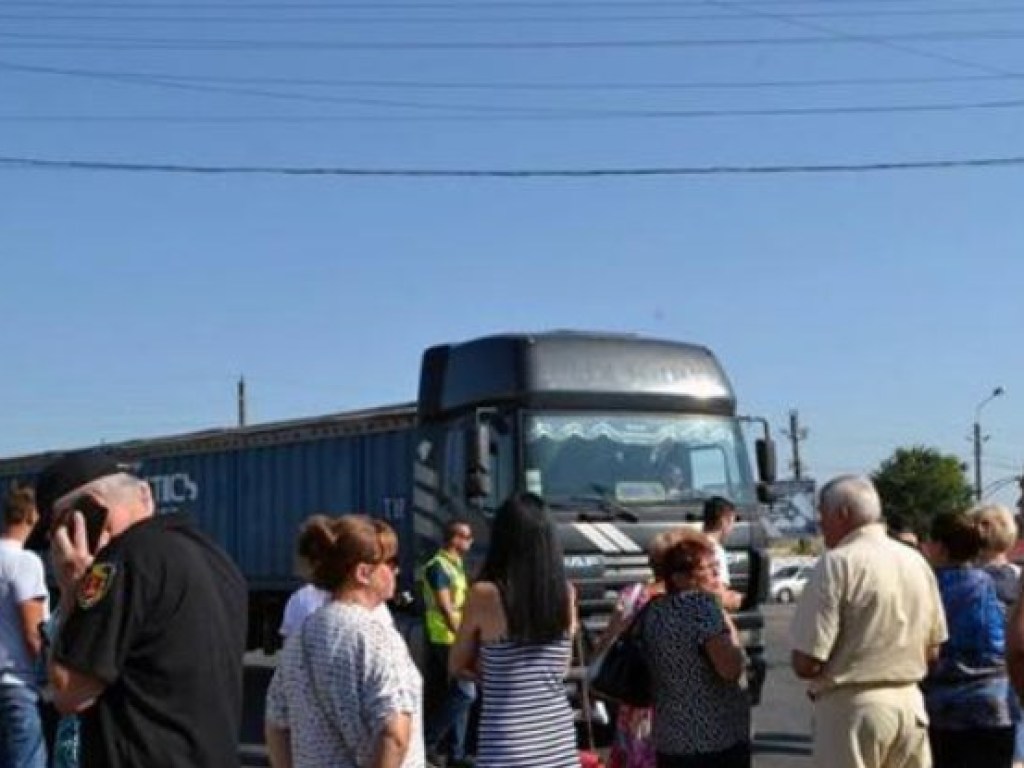 В Одесской области люди перекрыли дорогу, образовалась пробка (ФОТО)