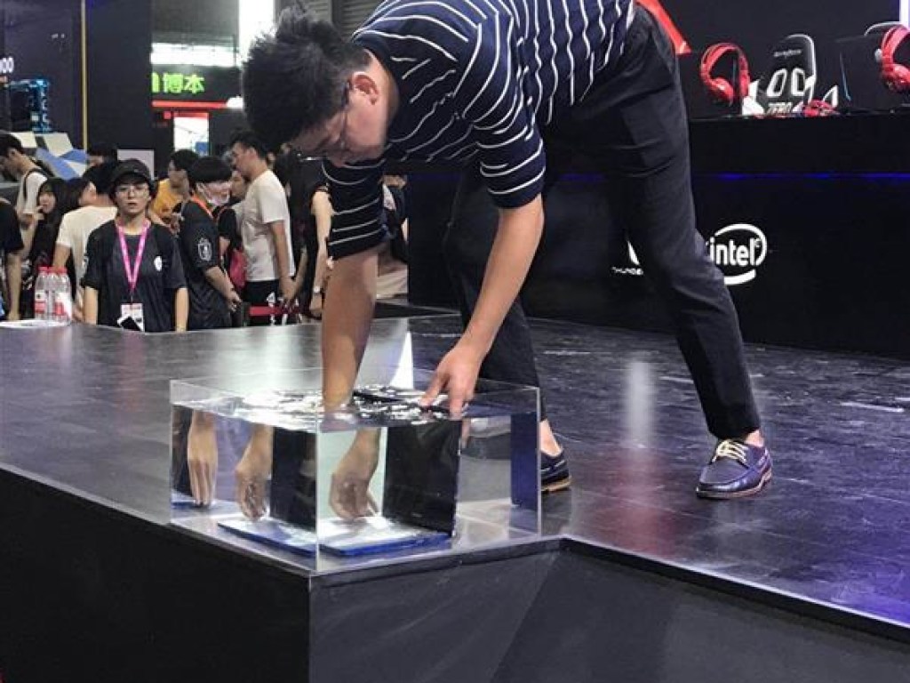 В Китае представили первый в мире водонепроницаемый ноутбук (ФОТО)