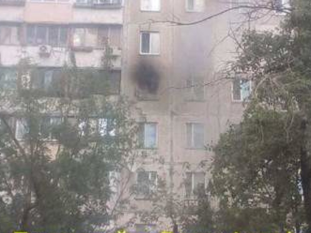 В Киеве на Оболони загорелась многоэтажка (ФОТО)