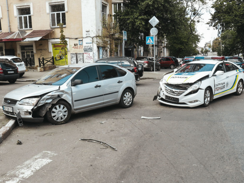 В Киеве на Подоле произошло ДТП участием полицейских, образовалась пробка (ФОТО, ВИДЕО) 