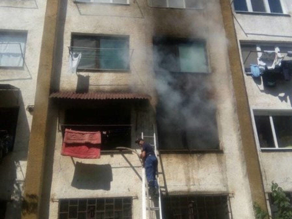 В Ужгороде горела многоэтажка: пожарные спасли детей (ФОТО)