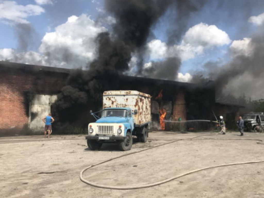 Масштабный пожар под Харьковом: пострадали четверо спасателей (ФОТО)