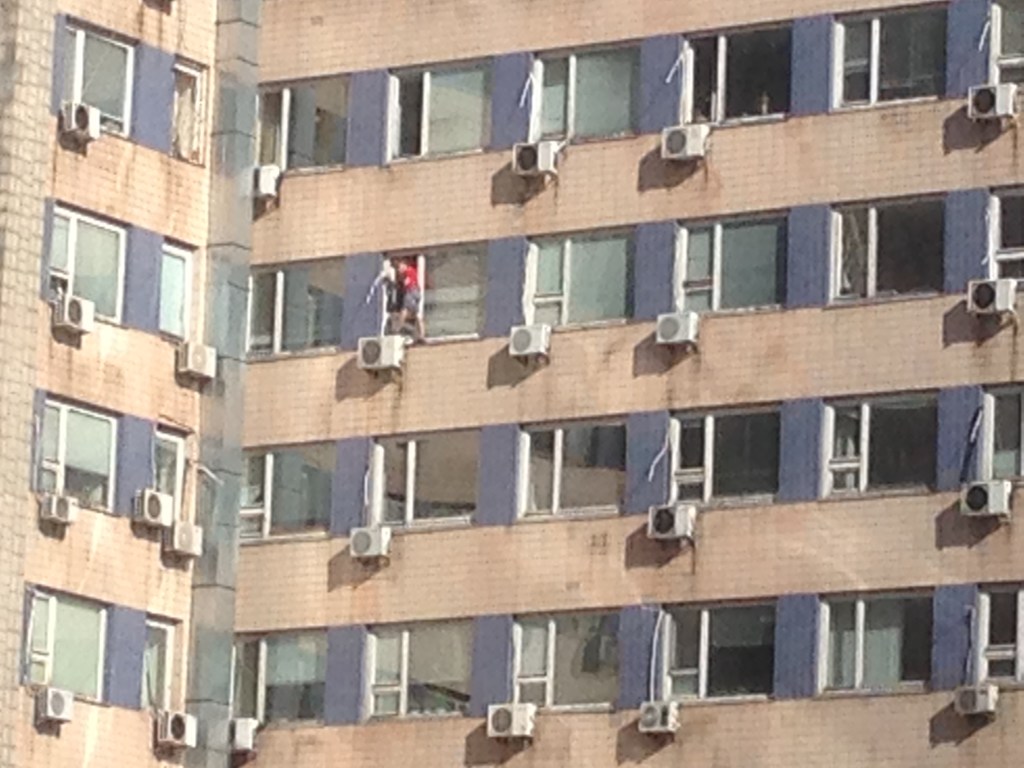 На Печерске в Киеве сорвиголова вылез из окна 7 этажа и балансировал на кондиционере (ФОТО)
