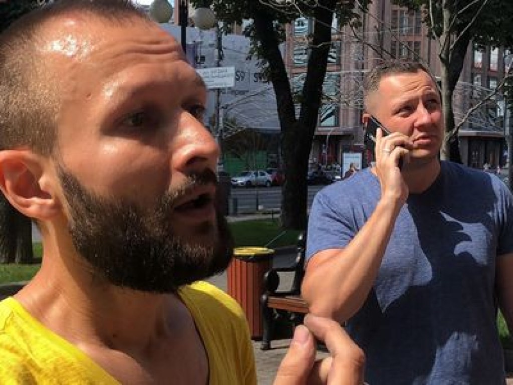 В Киеве на Крещатике мужчина забросал камнями здание Союза журналистов (ВИДЕО)