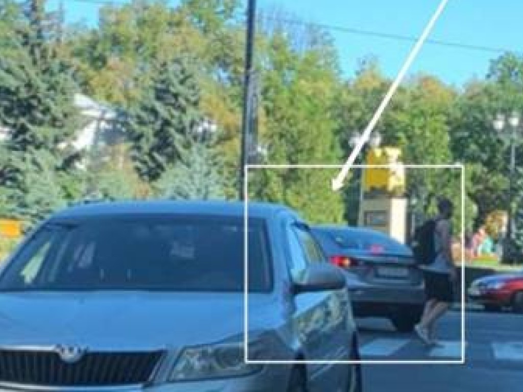 В  центре Харькова неизвестный с ножом напал на автомобиль (ФОТО)