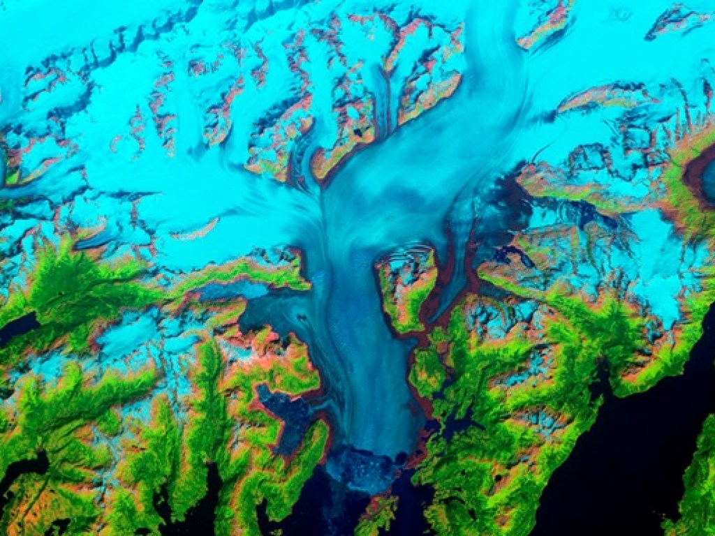 NASA показало красочный снимок ледника на Аляске (ФОТО)