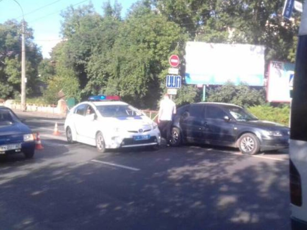 В Днепре из-за пешехода на «зебре» столкнулись «Волга» и Toyota (ФОТО)