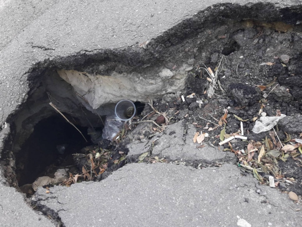 Ямы на дорогах для мэра: В центре Киева на тротуаре образовалась пропасть метровой глубины (ФОТО)