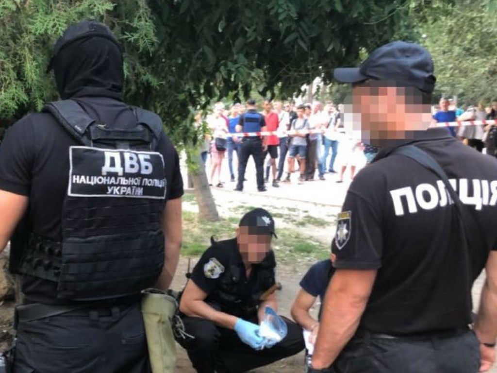 В Одессе мужчина с гранатой для расправы над экс-супругой выбрал людное место (ФОТО)