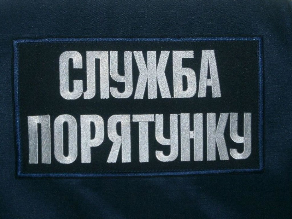 ЧП под Днепром: бойцы ГСЧС ликвидировали утечку азотной кислоты из автоцистерны  