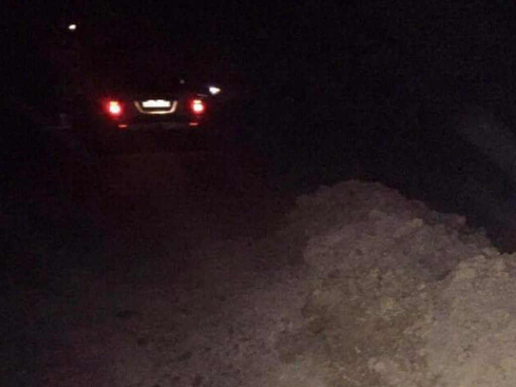 ДТП в Одесской области: Volkswagen влетел в кучу глины и перевернулся  (ФОТО)