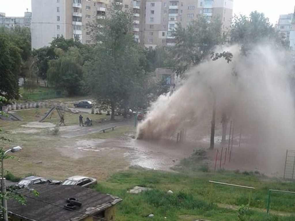 В Днепровском районе Киева коммунальщики ликвидировали последствия «фонтана» из-за прорыва трубы  