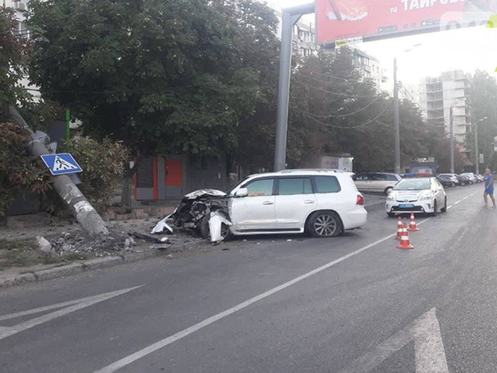 В Одессе водитель дорогого внедорожника повалил электроопору (ФОТО)