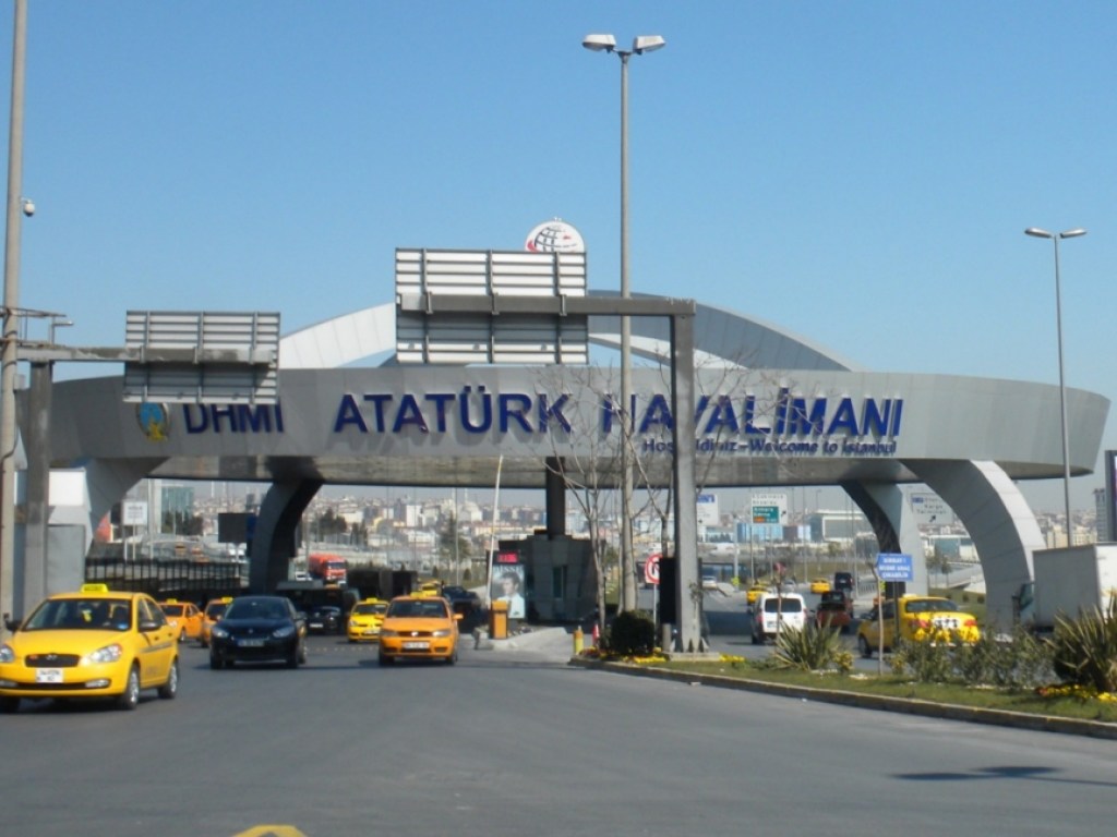 В турецком аэропорту столкнулись два самолета