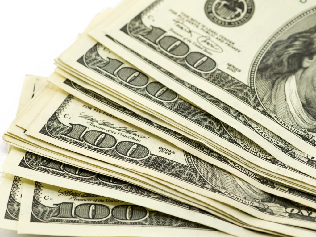 НБУ понизил официальный курс до 26,96 гривны за доллар 