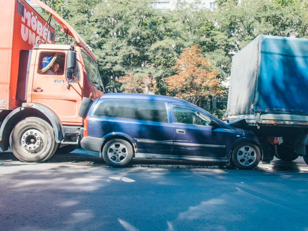 ДТП в Киеве: легковушку зажало между грузовиками (ФОТО, ВИДЕО)