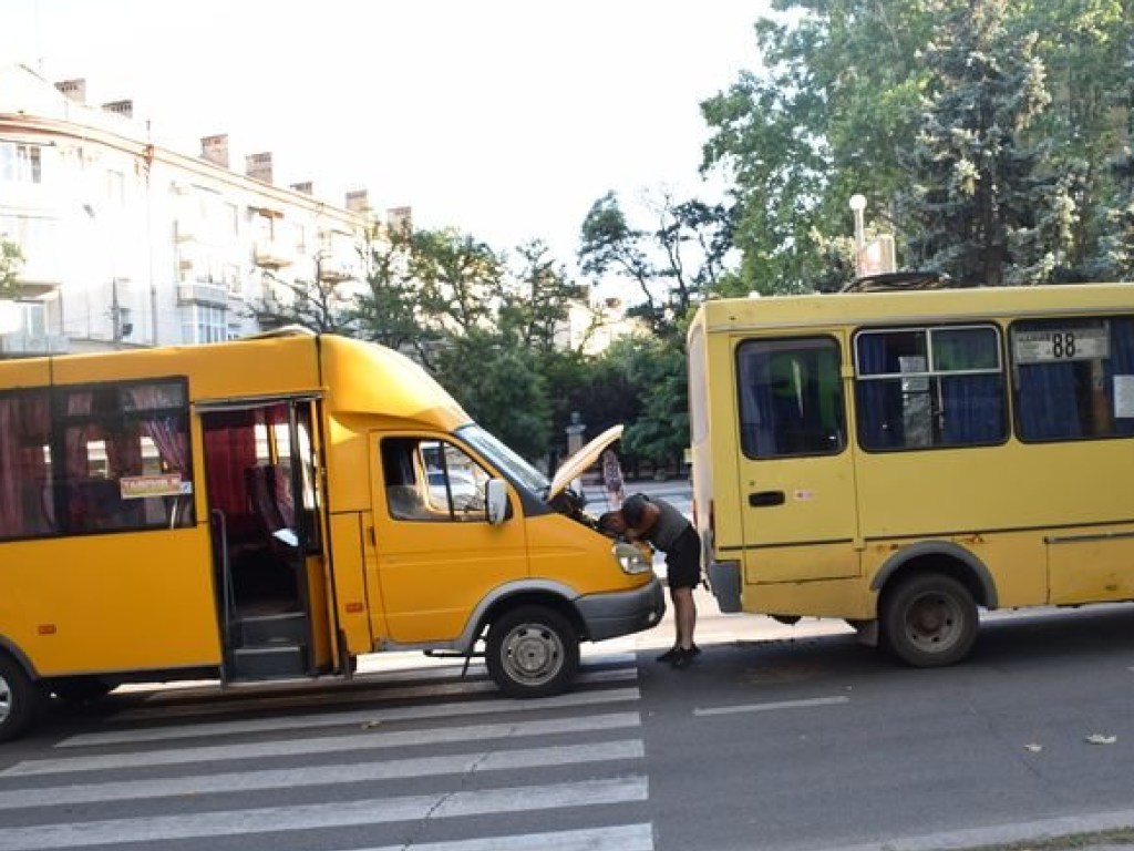 В Николаеве столкнулись две маршрутки, пострадал пассажир (ФОТО)