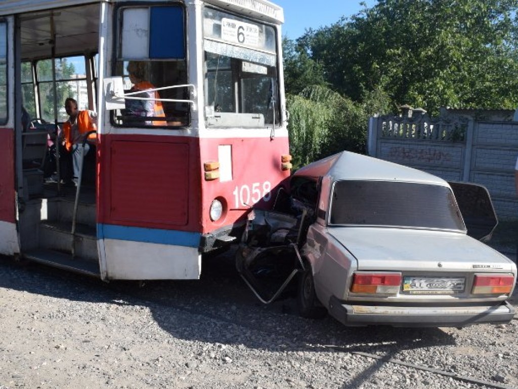 Трамвай проткнул «Жигули» в Николаеве, пострадали 2 человека (ФОТО)