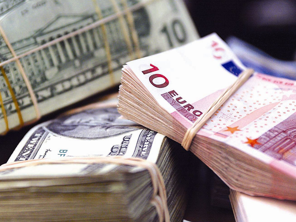 В столичных обменниках выросли курсы доллара и евро