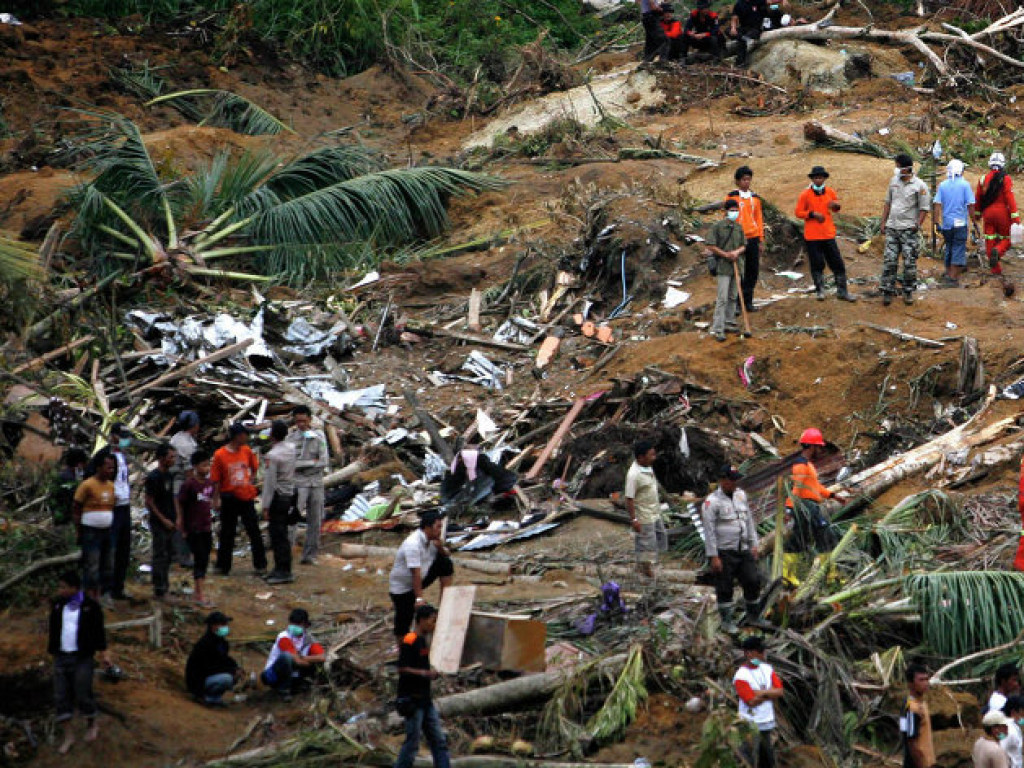 Мощное землетрясение в Индонезии: число погибших возросло до 381 человек