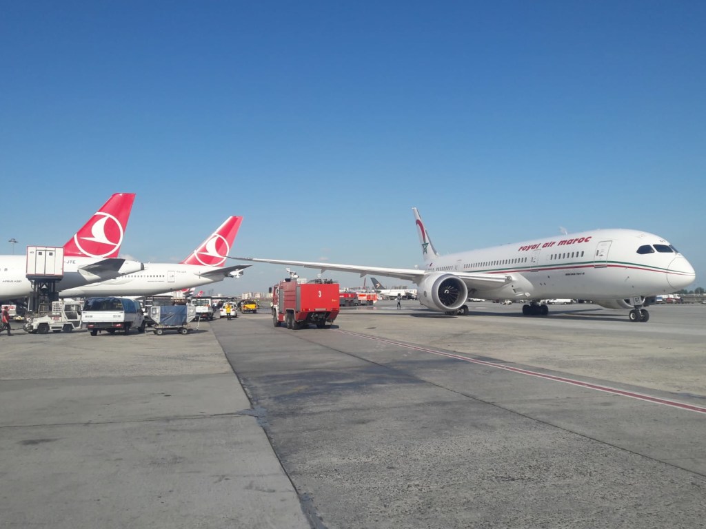 В аэропорту Стамбула на парковке не разминулись два авиалайнера (ФОТО)