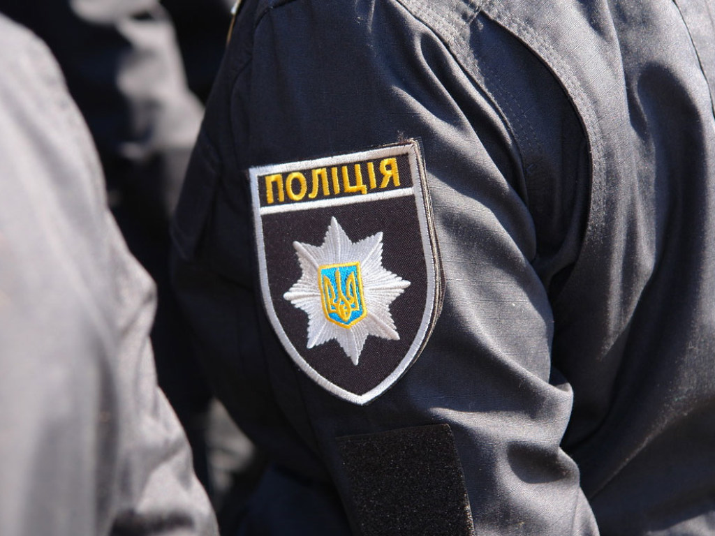 В Одессе нетрезвая девушка разбила легковушку и набросилась с кулаками на полицейского (ВИДЕО)